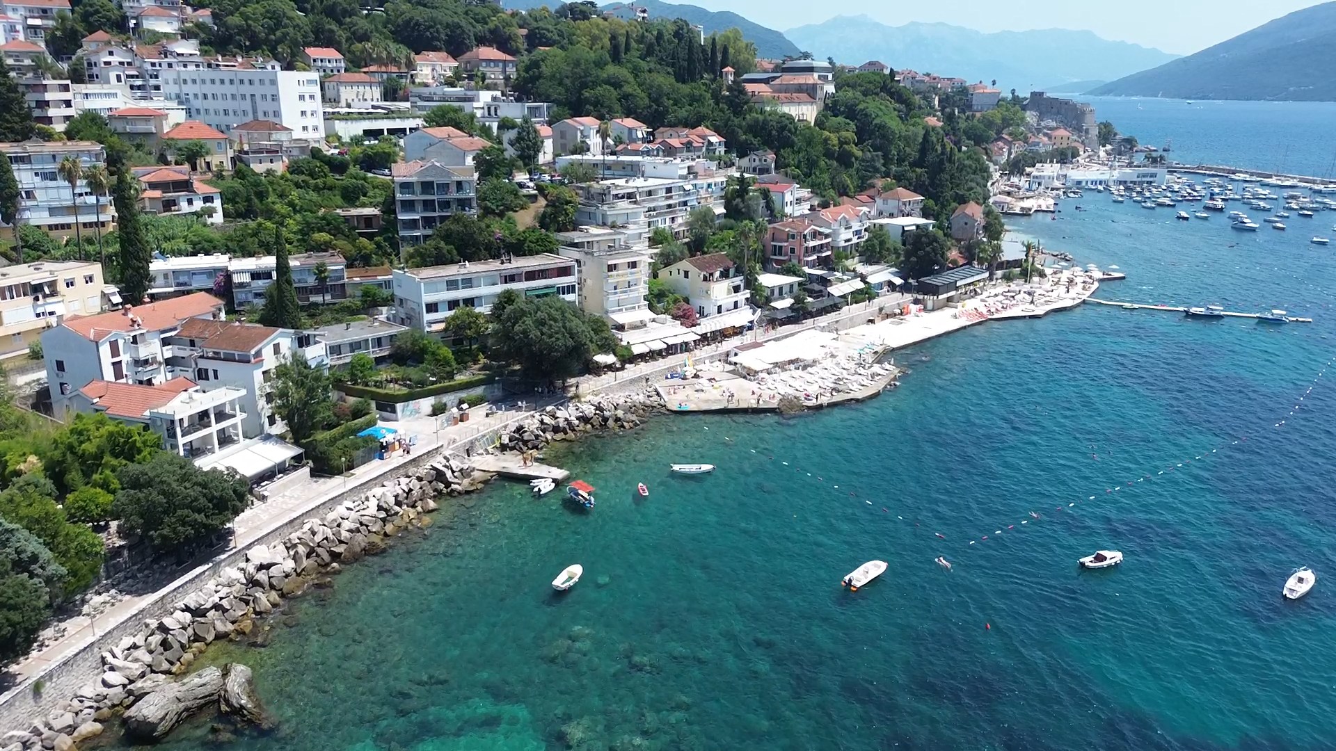 Kupalište u Herceg Novom sa ležaljkama i suncobranima