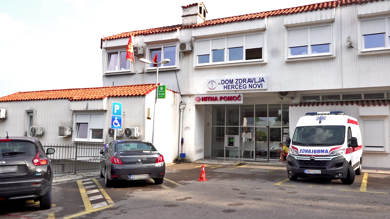 Ulaz u Dom zdravlja i Hitnu pomoć u Herceg Novom sa parkiranim sanitetskim vozilom