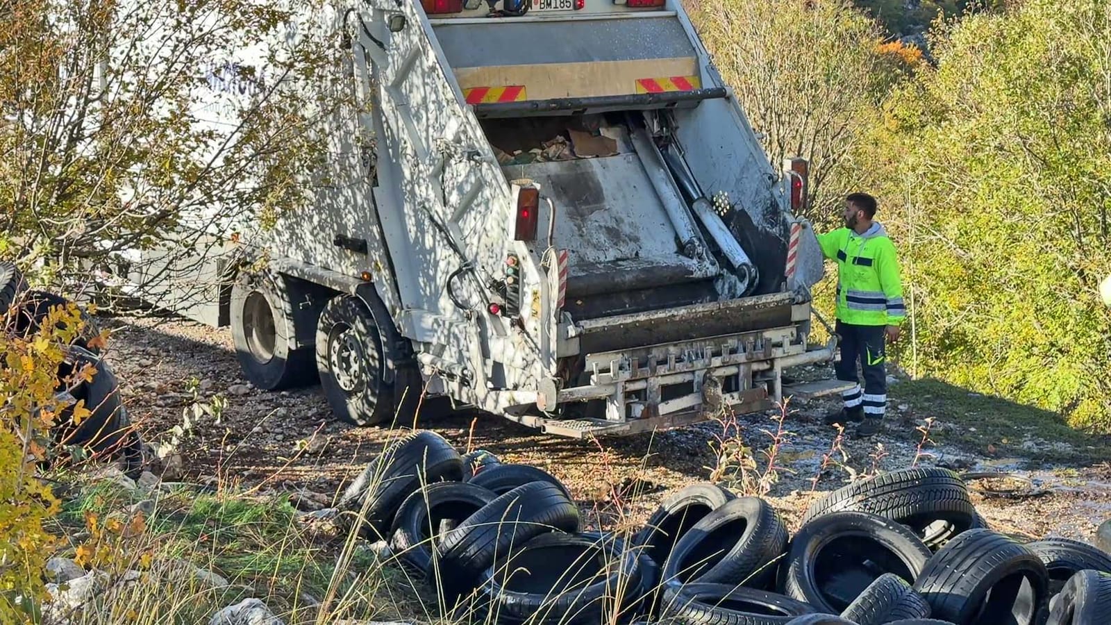 Kamion Čistoće i odložene gume na lokaciji Duboki do