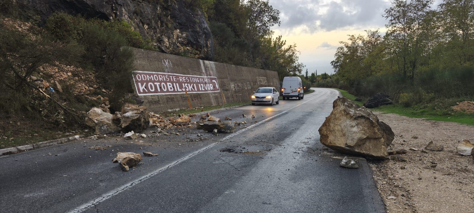 Kamenje i zemlja na putu kod izvora Kotobilj nakon noćnog odrona