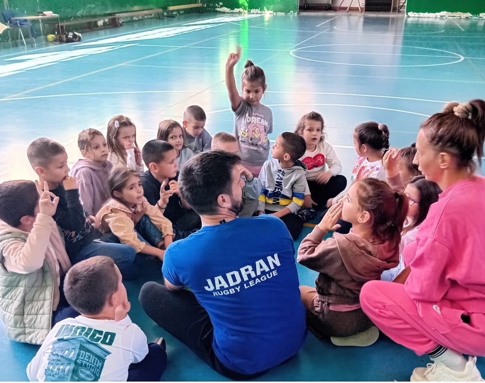Učenici na času touch ragbija