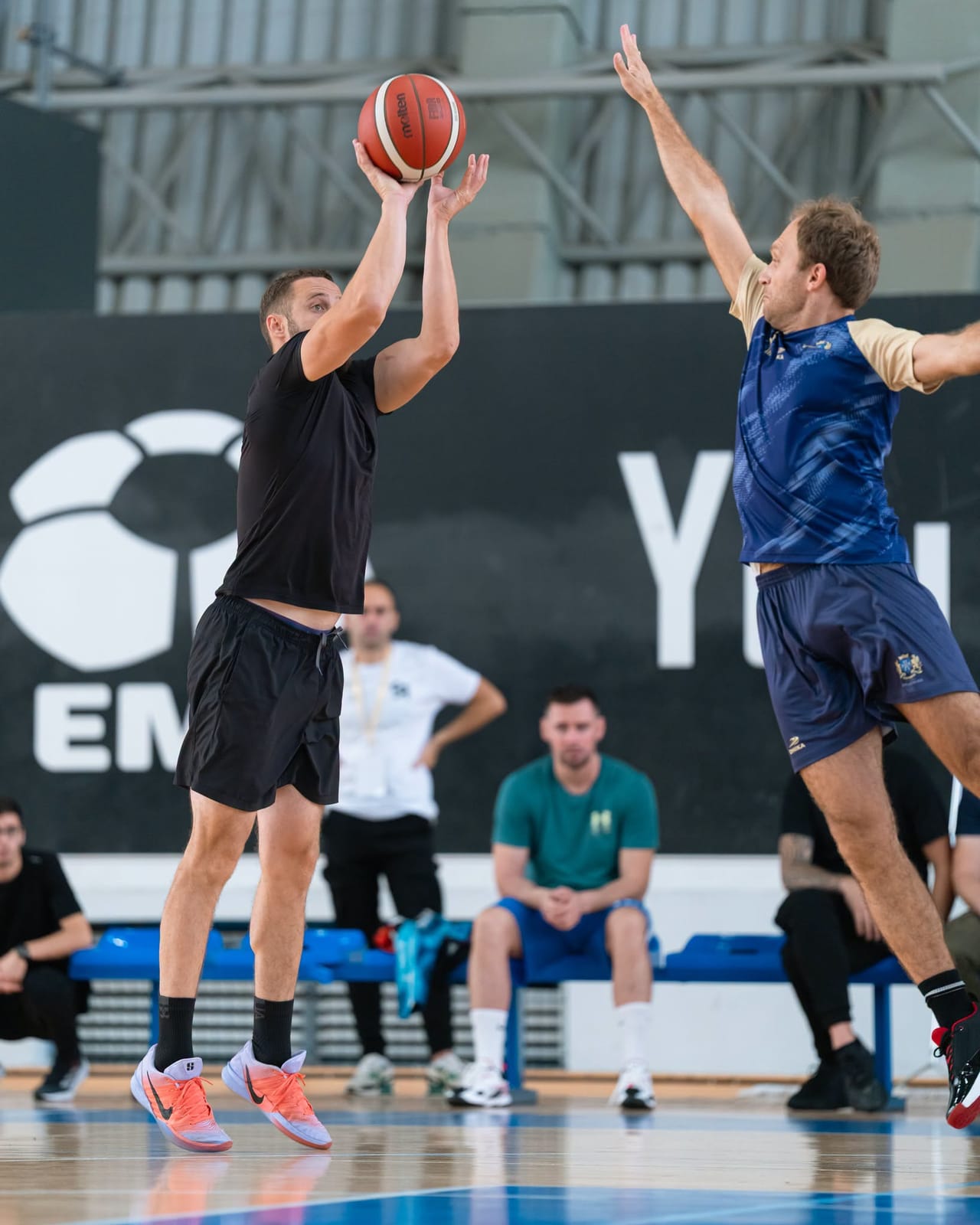 Basket utakmica na Sportskim igrama opština u dvorani SC Igalo