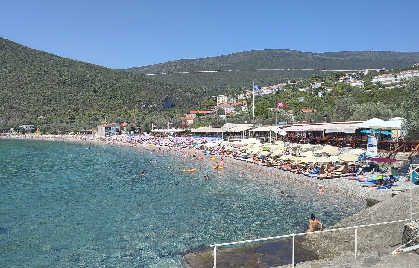 Kupači na plaži tokom ljetnje sezone