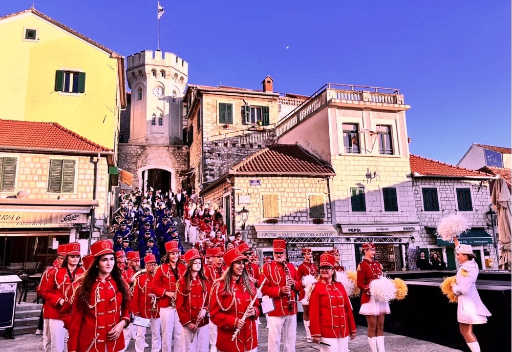 Gradska muzika i mažoretke na stepeništu ispod Sat-kule u Starom gradu