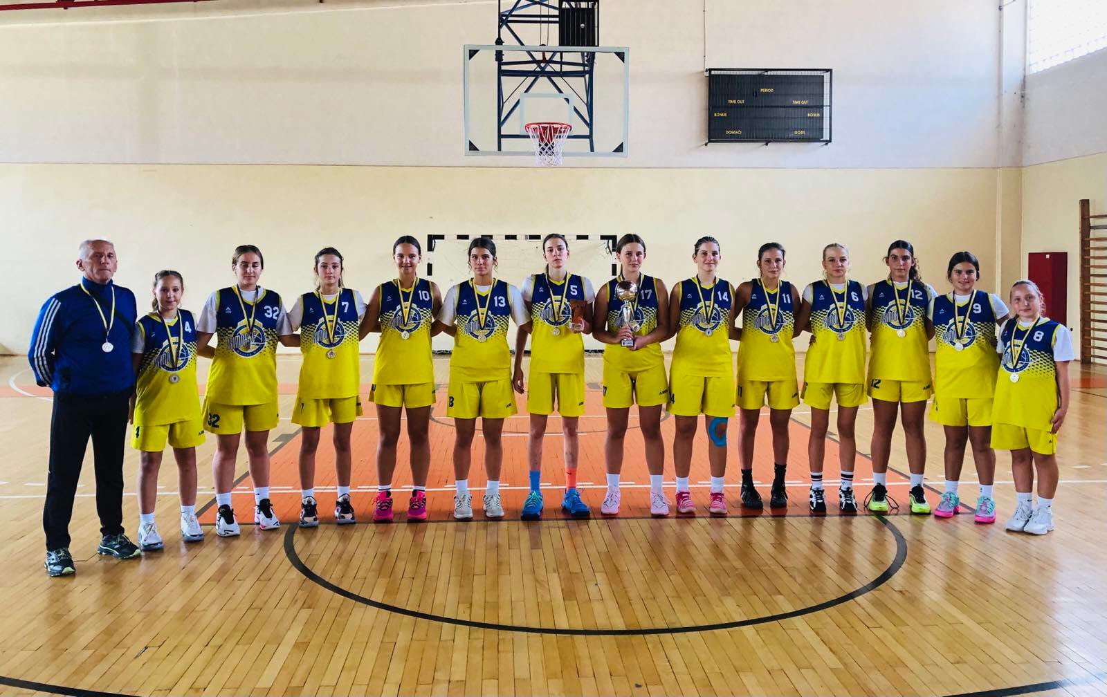 Košarkašice Primorja sa srebrnim medaljama i trofejom u dvorani