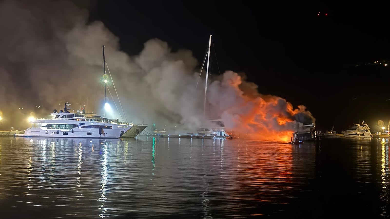 Požar na jahti u marini noću