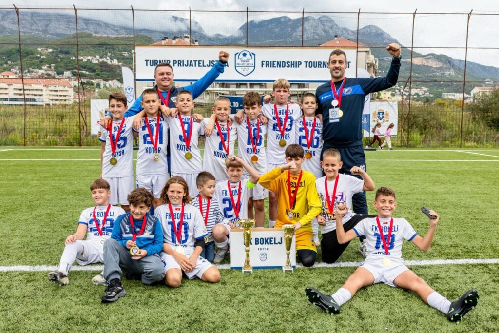 Fudbaleri FK Bokelj sa medaljama i peharima