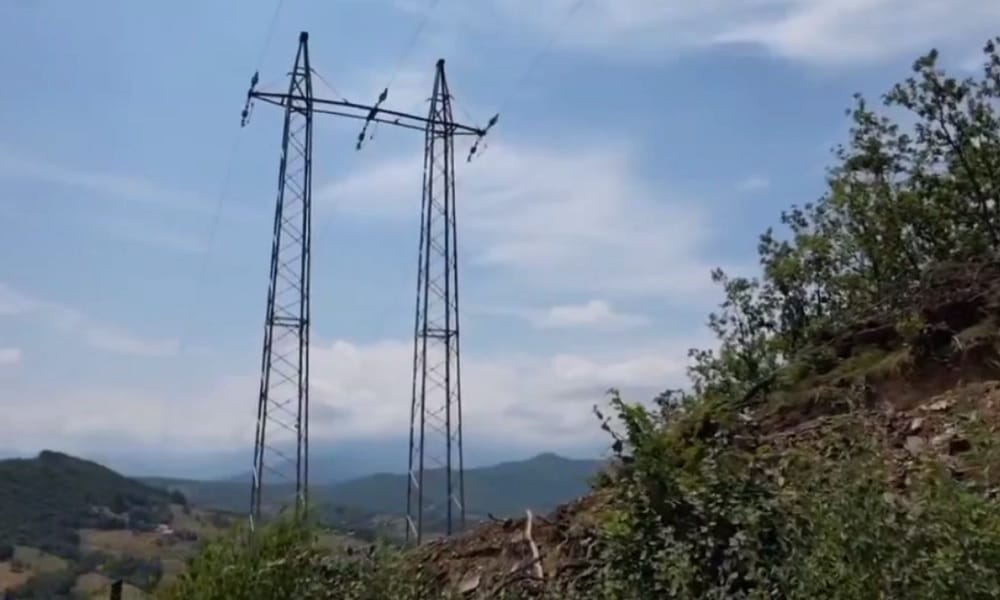 Dalekovodni stubovi na brdovitom terenu