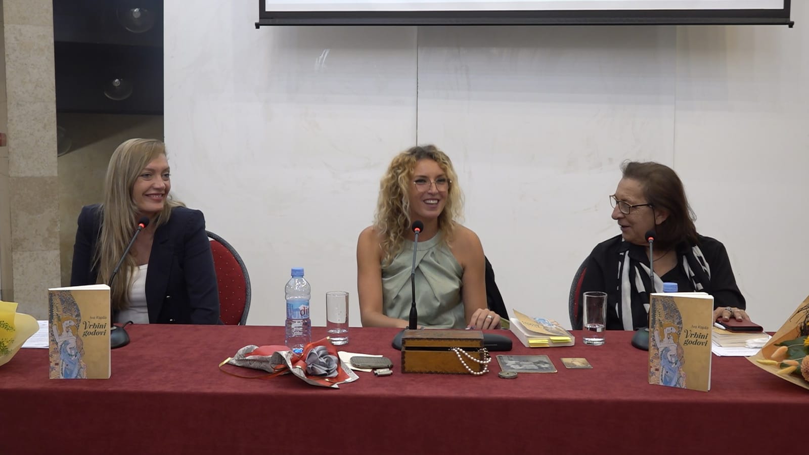 Tri učesnice promocije za stolom na kojem su primjerci romana „Vrbini godovi“