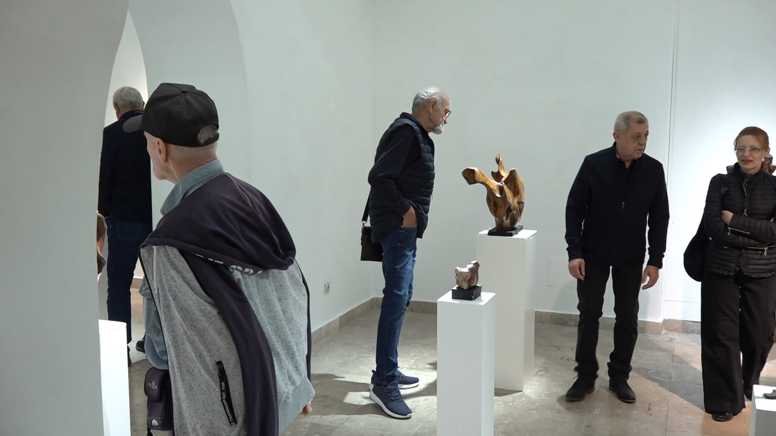 Posjetioci na izložbi skulptura Borisa i Dejana Verigo u galeriji Josip Bepo Benković